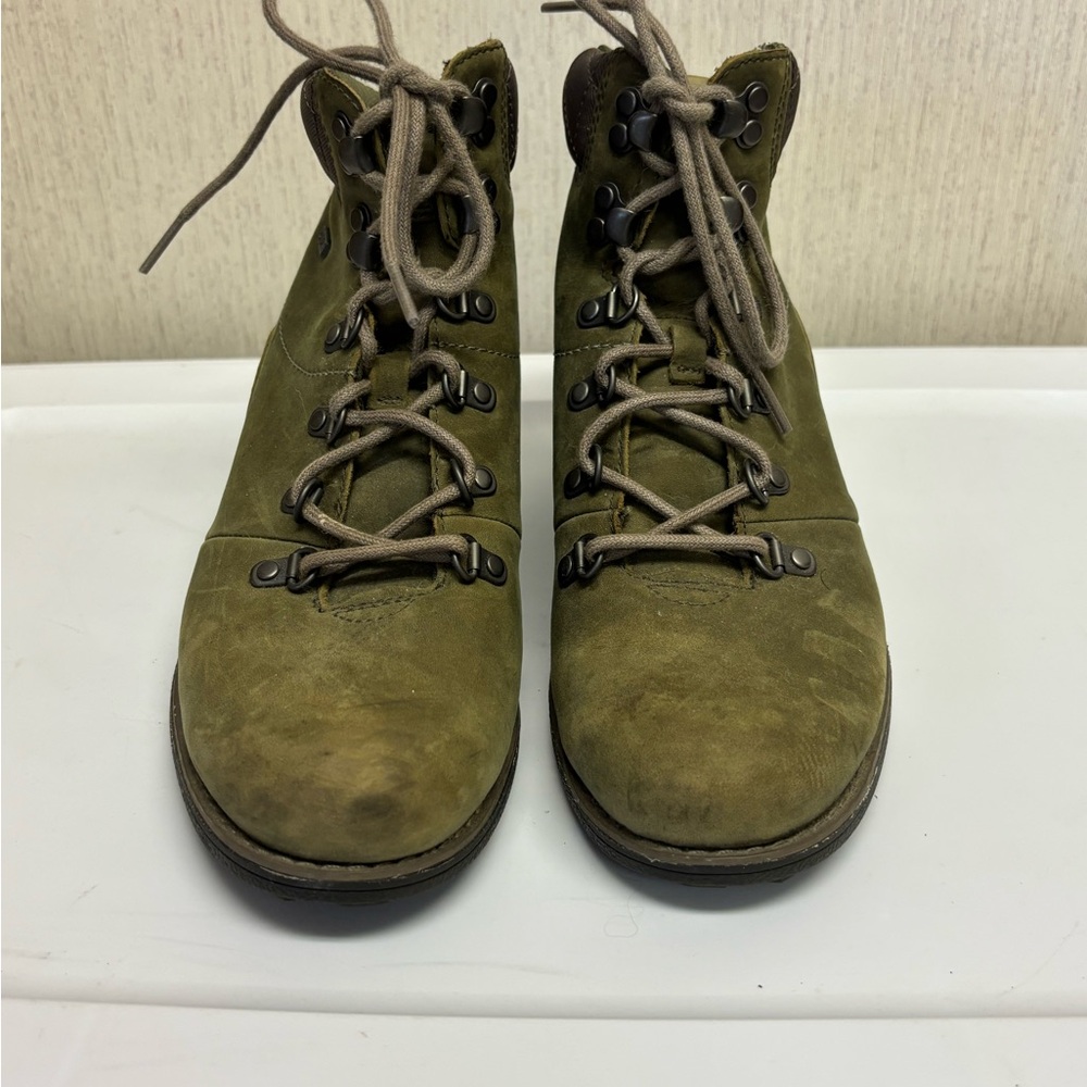 Merrell Green Lace Up Boots with Suede Finish 8.5